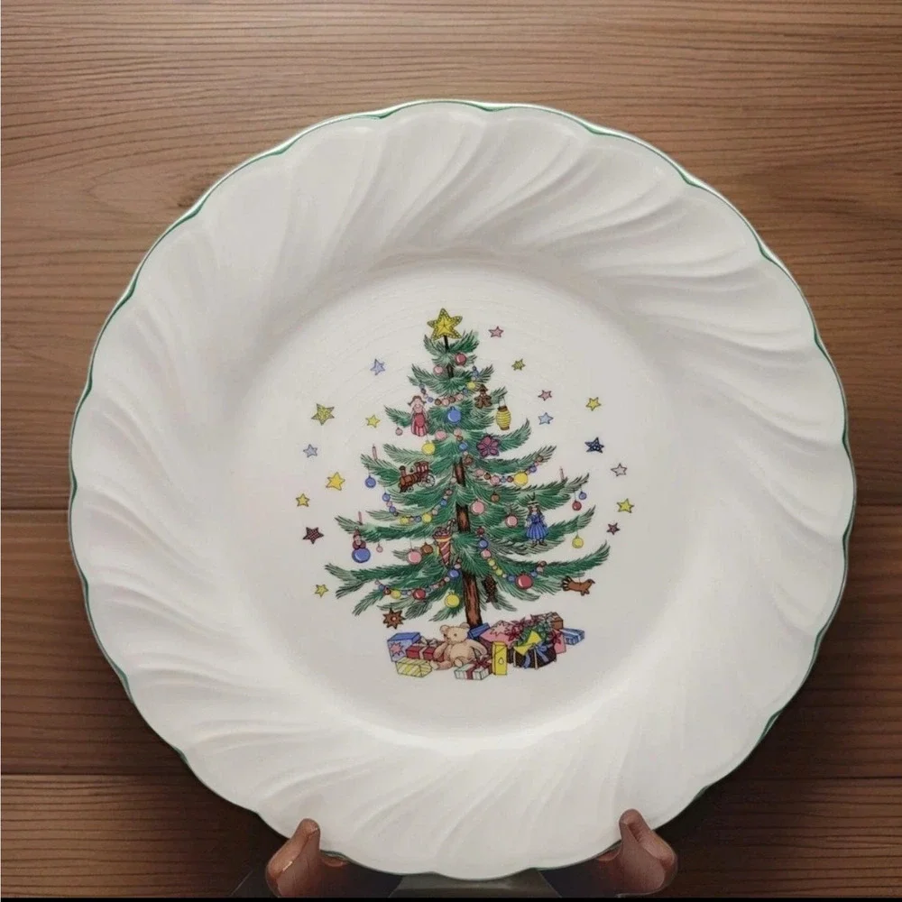 Nikko Happy Holidays Christmas Swirl Dinner Plates 10.75